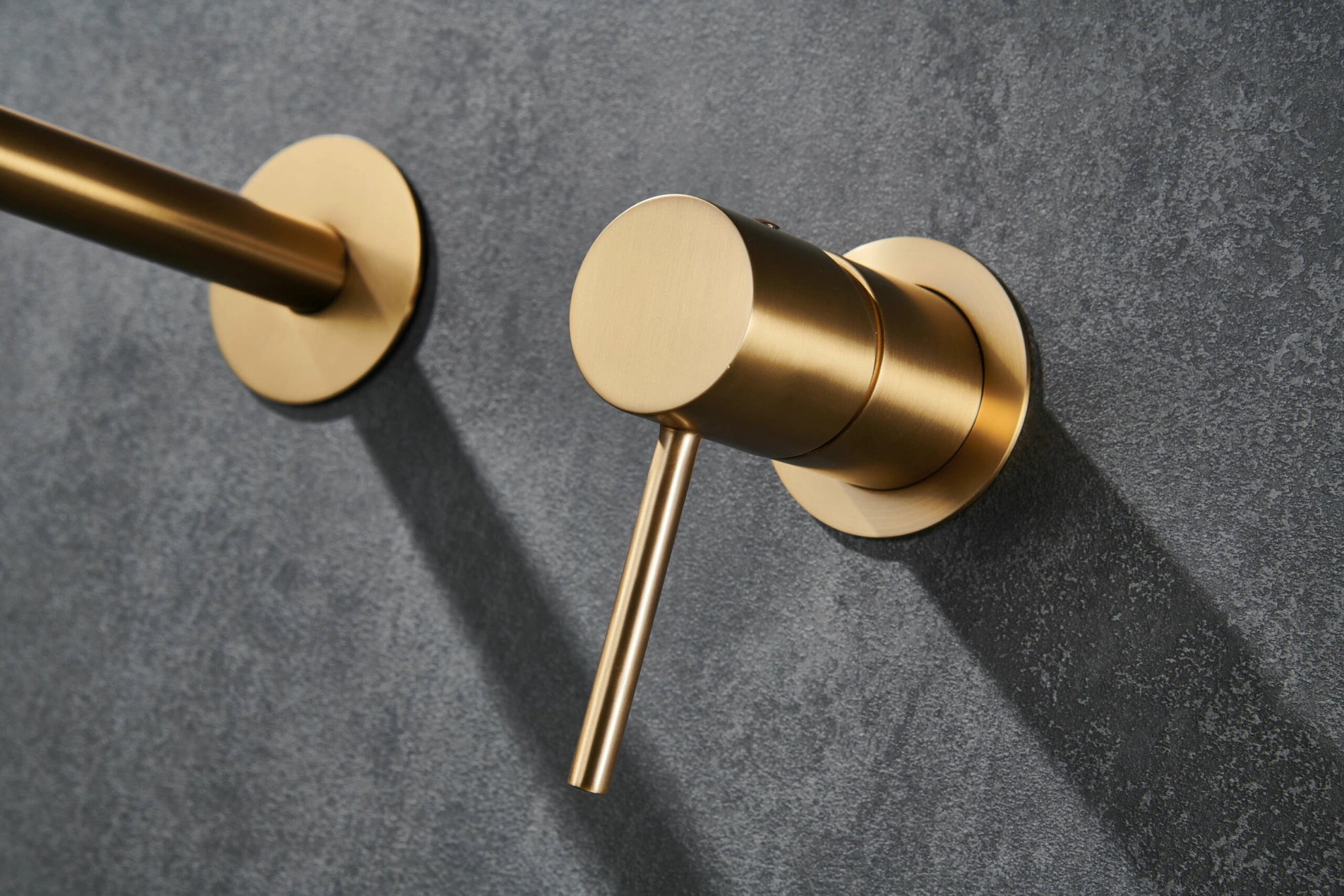 Смеситель для раковины настенный скрытая часть в комплекте imex monza glm039/oc brushed gold pvd